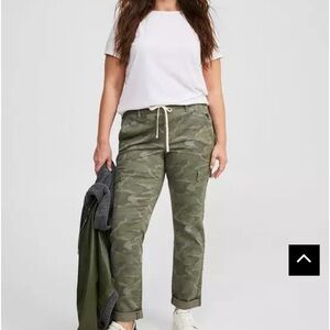Torrid green camo weekend straight cargo pants Size 1 (14-16)